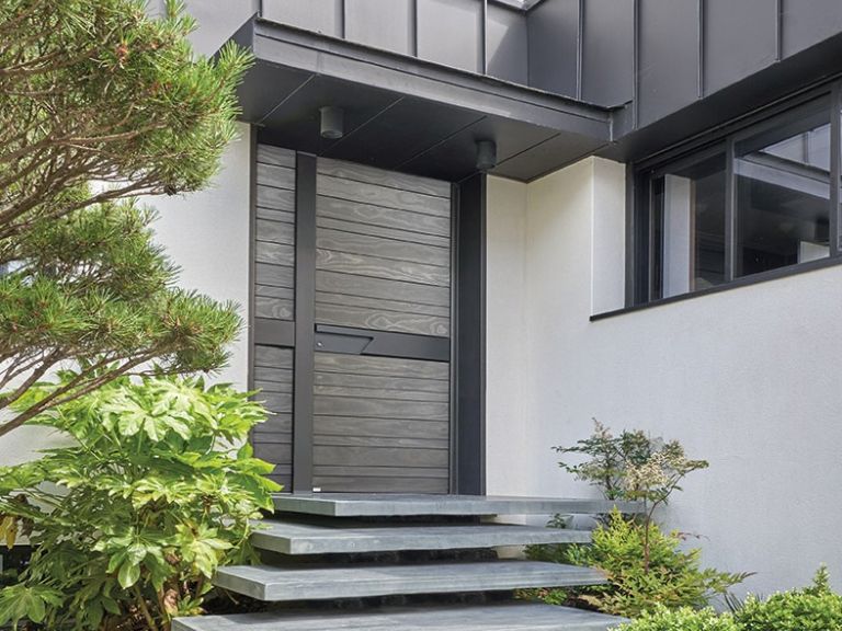 Porte d'entrée en bois Accoya® sur maison contemporaine
