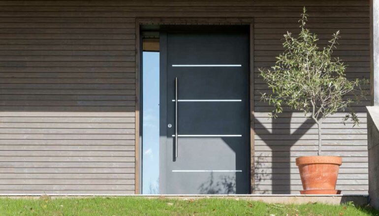 porte d'entrée moderne avec barre de tirage sur une façade en bois - Modèle Cotim 11