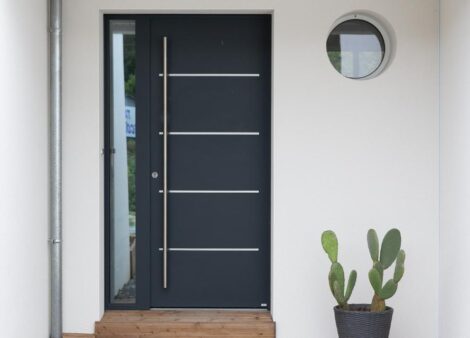Porte entrée contemporaine avec barre de tirage sur une maison moderne modèle Cotim 11