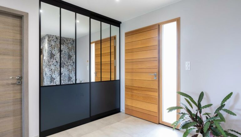 Une porte entrée Nativ 8 moderne en bois avec un semi fixe vitré