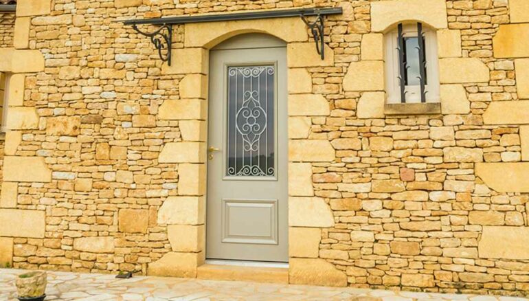 Porte entrée Cordey 1 en aluminium sur ancienne maison en pierre