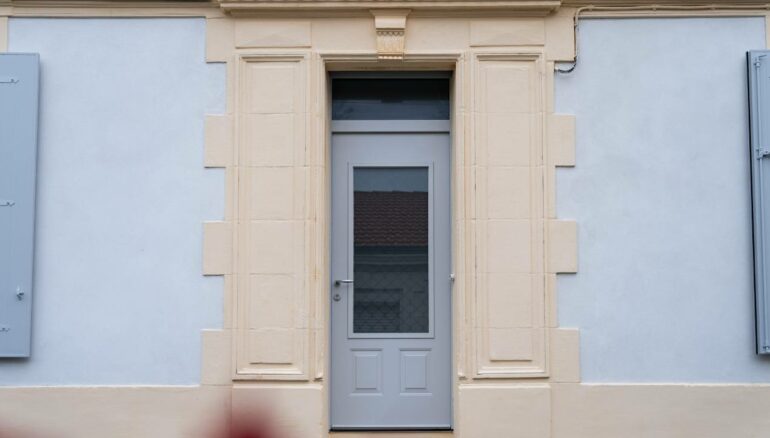 Porte d'entrée vitrée modèle berty sur une façade traditionnelle