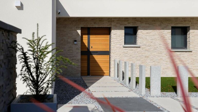 porte d'entrée moderne sur une maison de style architecte - Modèle Nativ 11 Fusion