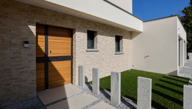 porte d'entrée moderne sur une maison de style architecte - Modèle Nativ 11 Fusion