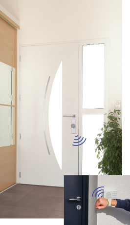 Fonctionnement de la serrure connectée Somfy avec le bracelet de contrôle à distance du système de verrouillage de la porte d’entrée