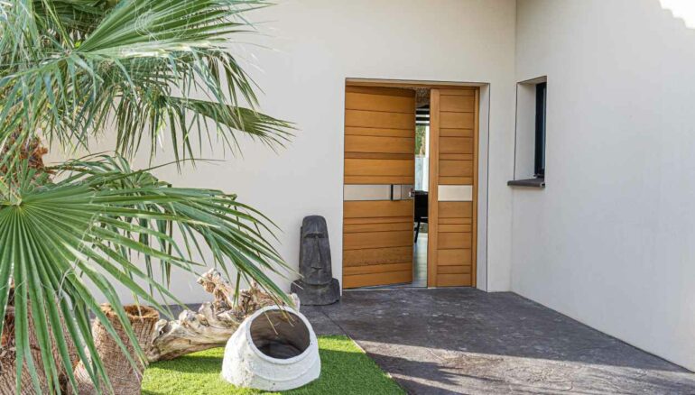 porte entrée en bois sur une maison avec un joli jardin - Modèle Nativ 2