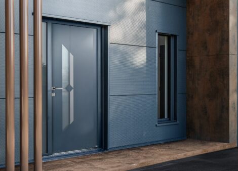 porte d'entrée vitrée design sur une façade de maison contemporaine - line 6 zilten