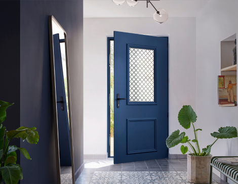 porte d'entrée en acier bleue avec une vitrage style traditionnel dans une maison au style contemporain
