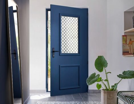 porte d'entrée en acier bleue avec un vitrage tradtionnel
