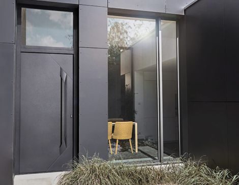 porte d'entrée pleine avec un design contemporaine sur une maison moderne