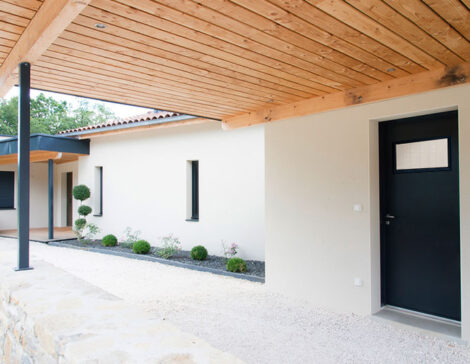 porte de service zilten avec un vitrage sur une maison moderne