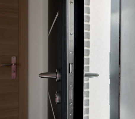 serrure multipoints sur une porte d'entrée aluminium zilten