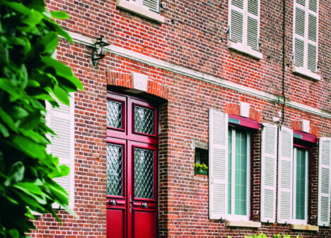 Vue de maison extérieure avec une façade en brique rouge, porte d'entrée Lutèce Zilten rouge