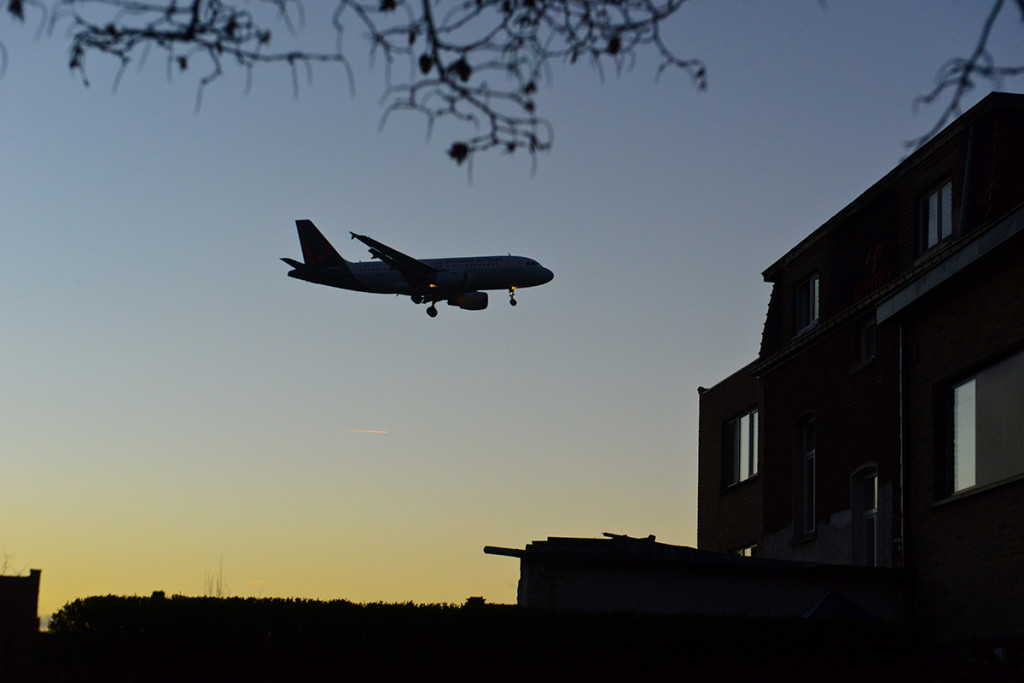 Avion qui survole une maison