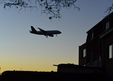 Avion qui survole une maison