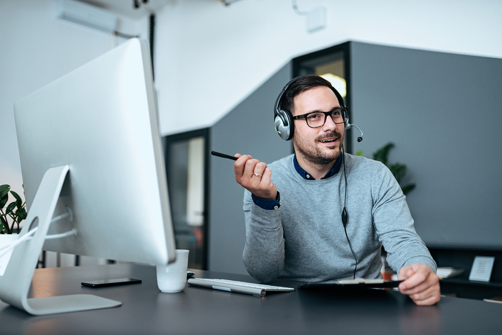 Conseiller Zilten au travail devant son ordinateur