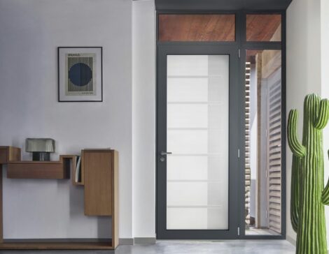 Porte d'entrée vitrée moderne et design avec un fixe et une imposte vitrée, au sein d'une maison contemporaine