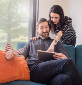 Couple qui consulte une tablette dans son salon