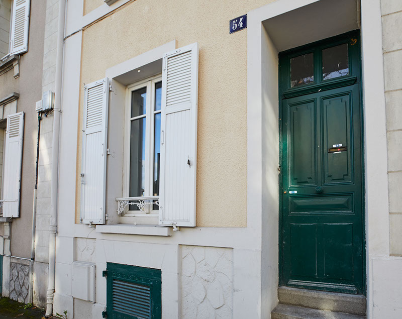 maison de ville avec une porte d'entrée verte