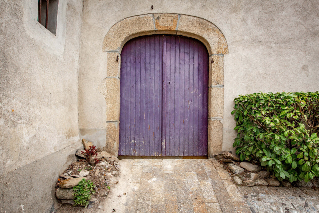 Porte d’entrée ancienne sur-mesure et personnalisée avec la gamme UNIK de Zilten