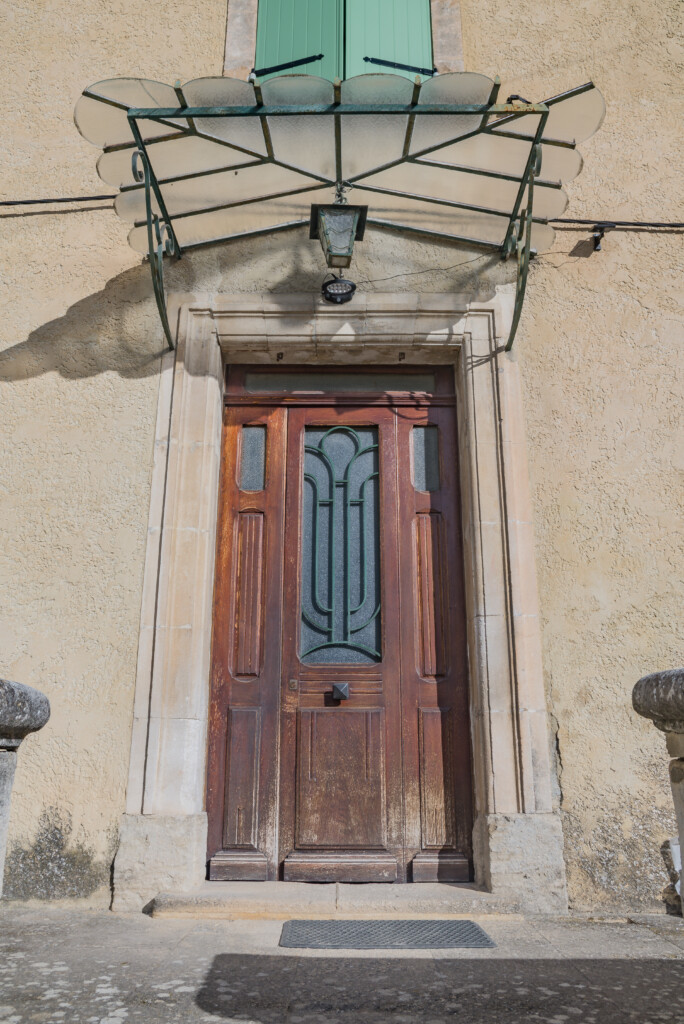Changement de la porte d’entrée d’une maison ancienne avec la nouvelle porte d’entrée Cormelles de Zilten