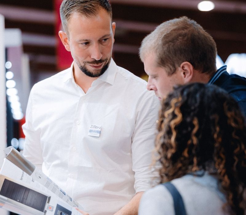 revendeur de portes d'entrée zilten avec des clients