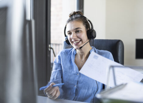 Femme entrain de travailler sur un bureau