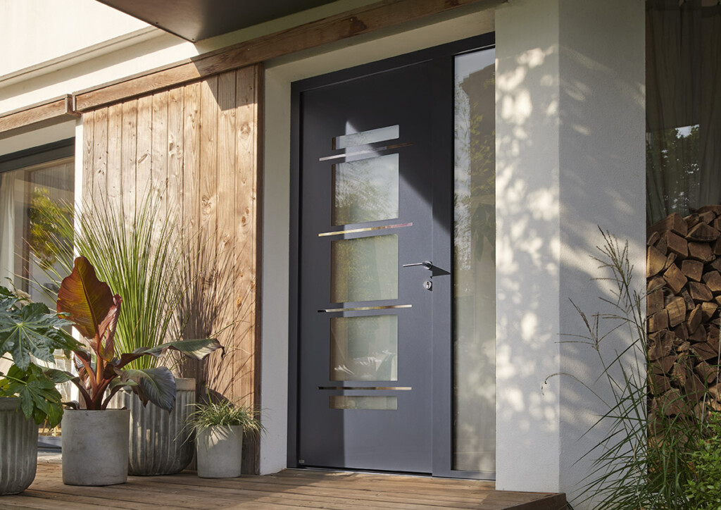 Protéger une porte d'entrée en bois de manière chic et durable