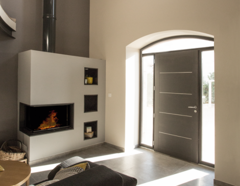 porte d'entrée mixte sur mesure, avec intérieur en bois. La porte est associée à des semi fixes et une imposte vitrée cintrée.