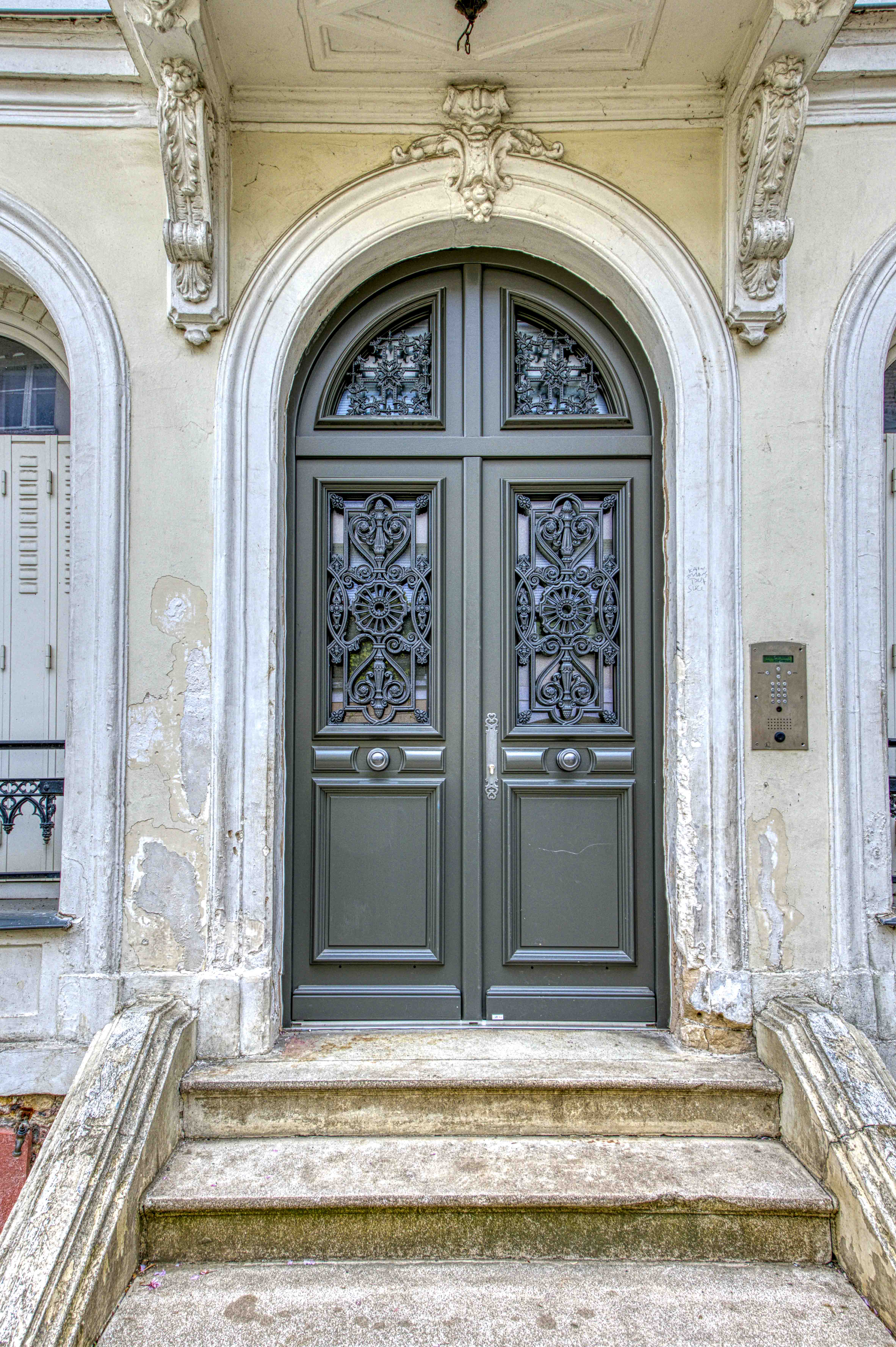 Porte d'entrée ancienne Brasilia. Porte extérieure Bois