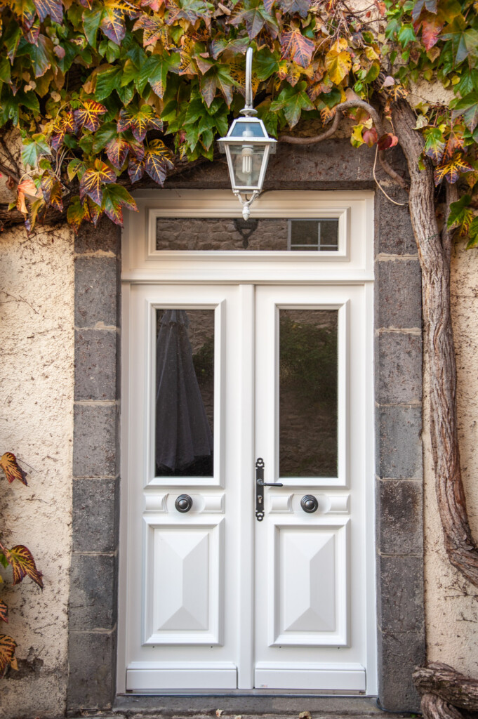 Rénover une porte d'entrée en bois : nos conseils