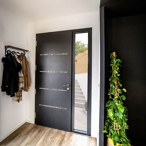 porte d'entrée pleine en aluminium avec des décors miroirs et un fixe vitré