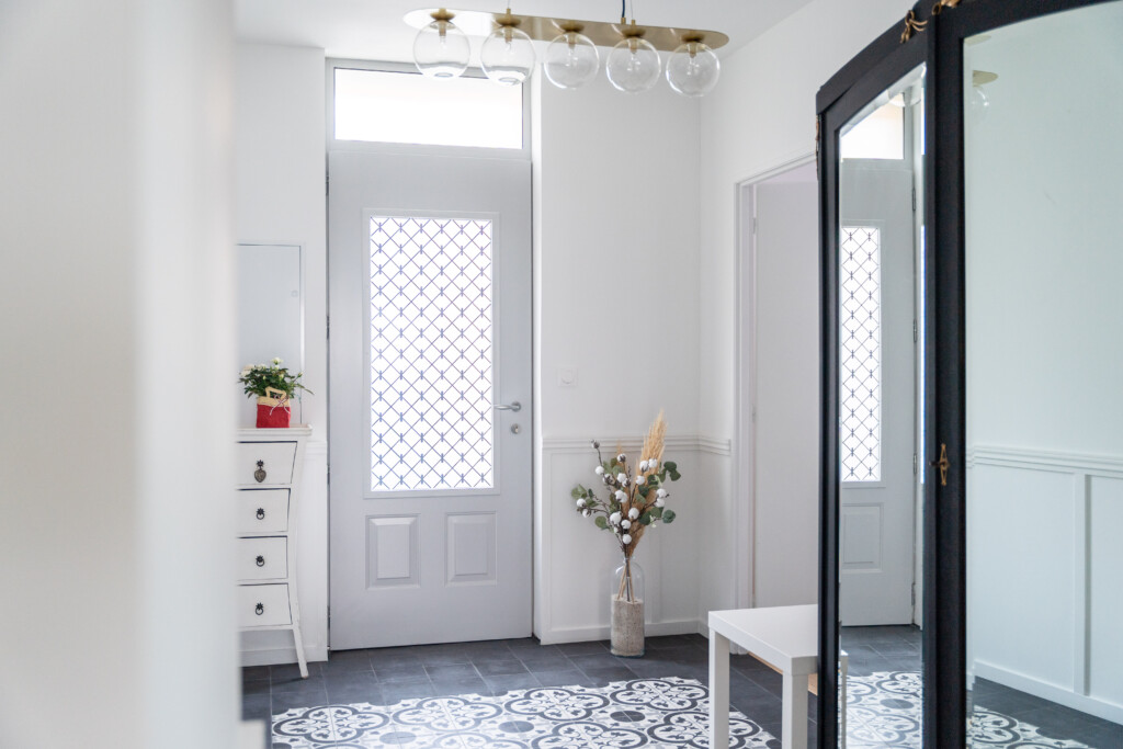 porte d'entrée berty, porte vitrée vue intérieure d'une maison décorée