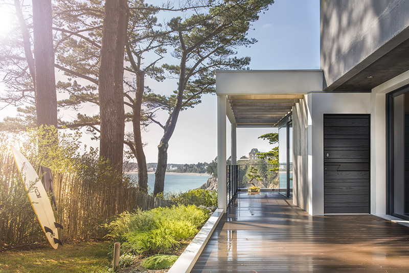 Entrée de maison extérieure avec une terrasse