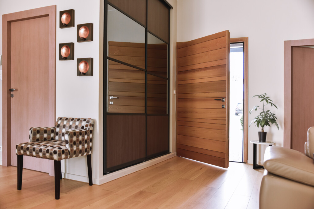entrée de maison moderne avec un belle porte d'entrée en bois