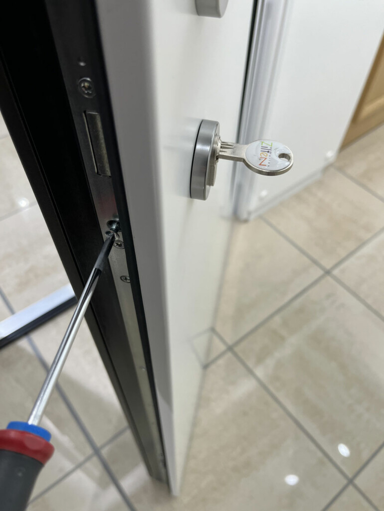 Comment changer un barillet de porte d