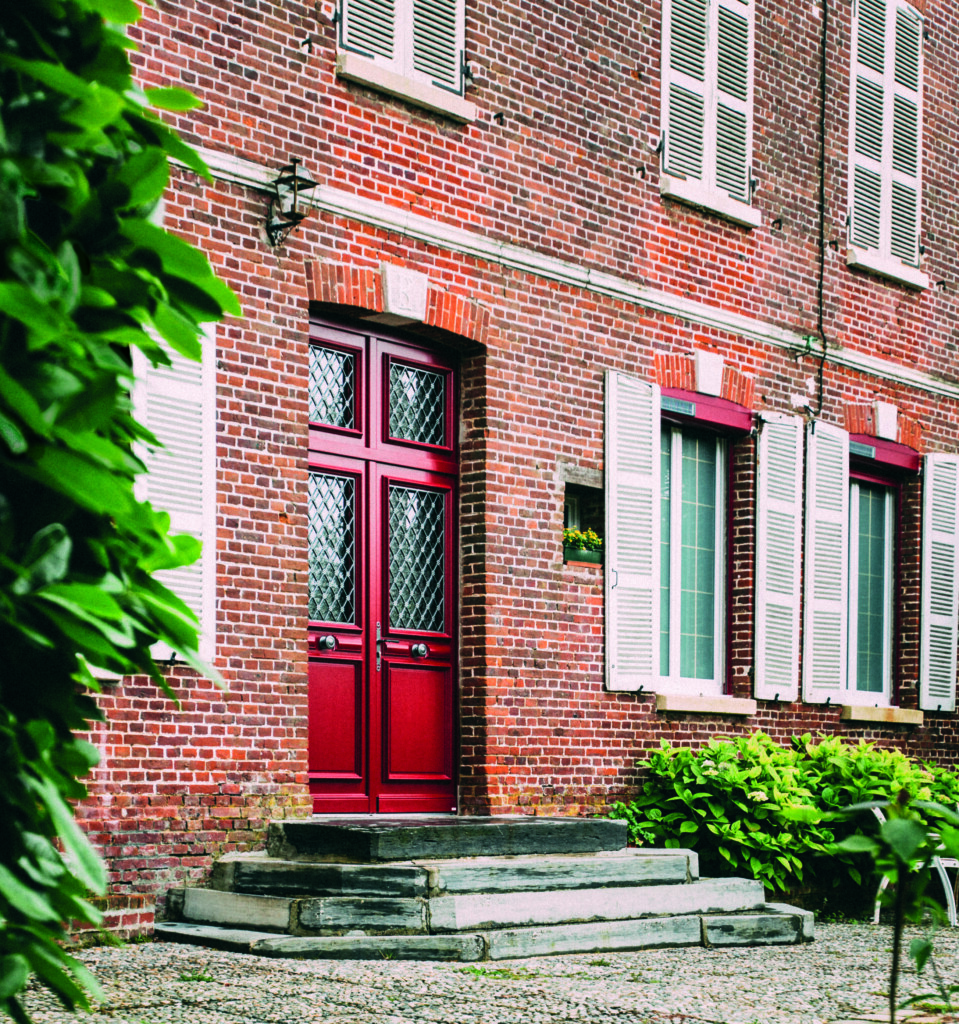 Façade de maison en brique rouge, avec porte d'entrée Lutèce rouge Zilten
