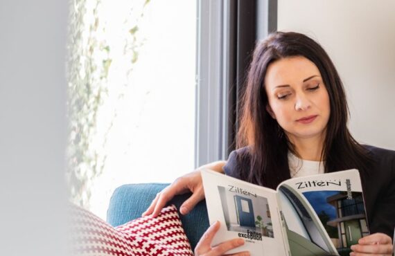 jeune femme qui lit le catalogue Zilten 2024