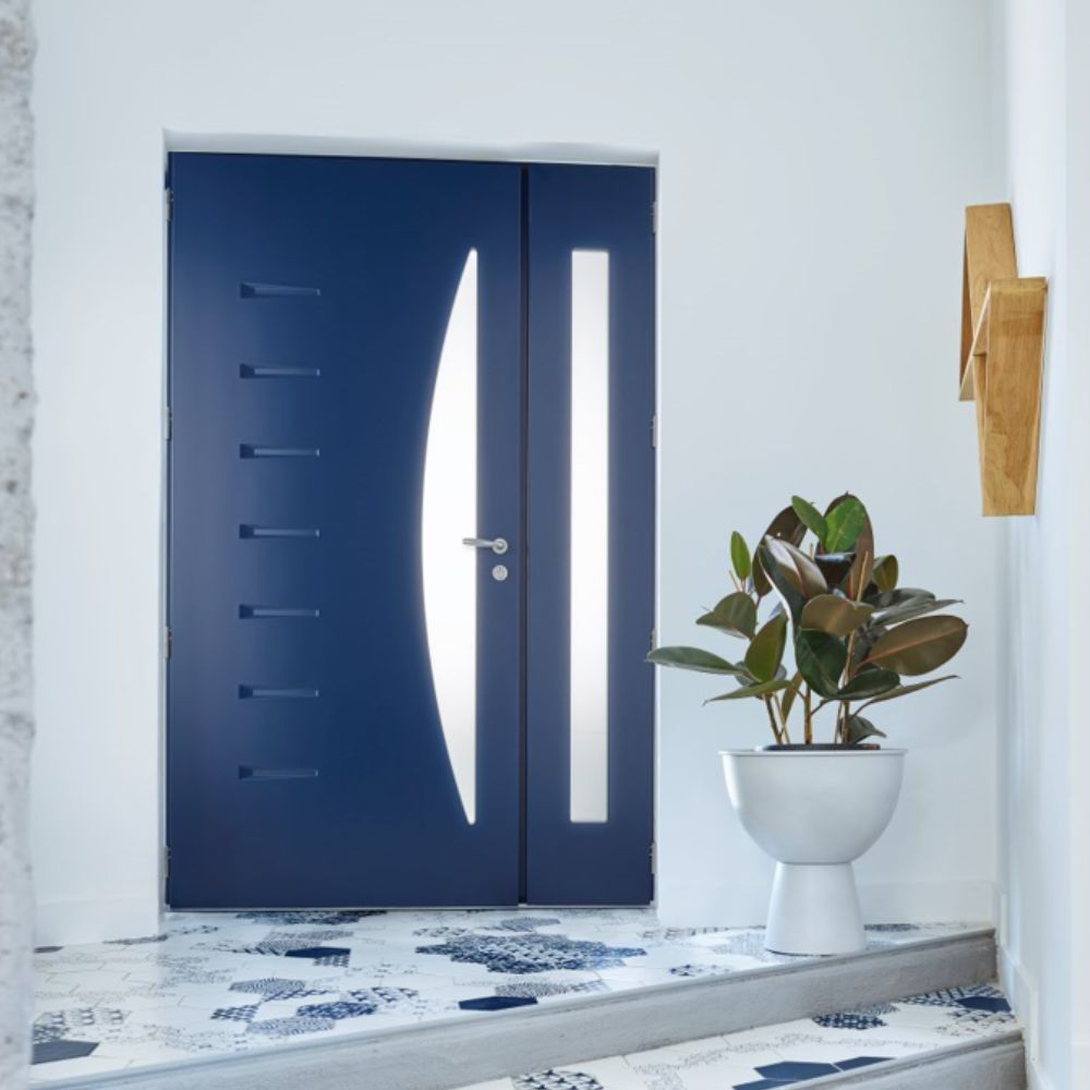 intérieur de maison moderne avec une porte d'entrée vitrée bleue avec un semi fixe vitré