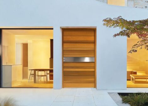 une maison de campagne au design moderne avec une porte d'entrée en bois moderne couleur miel en red cedar