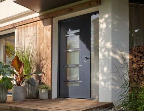 porte d'entrée avec tierce aluminium vitrée zilten sur une maison contemporaine