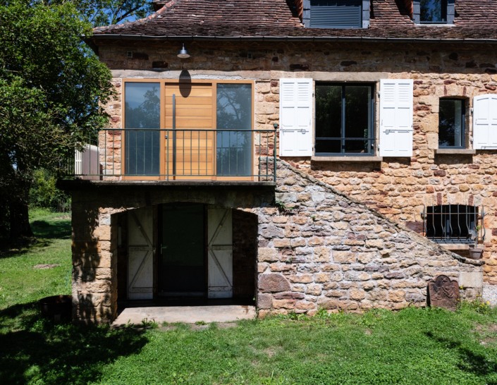 maison en pierre avec une porte d'entrée en bois contemporaine nativ 3 de zilten