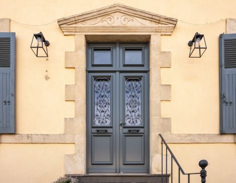 porte d'entrée deux vantaux en bois zilten sur une maison classique
