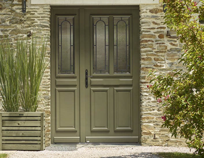porte d'entrée en bois modele lunel sur une maison en pierre