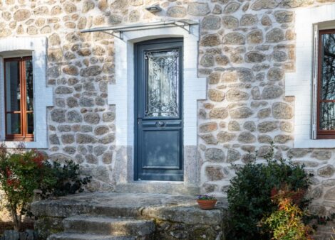 porte d'entrée en bois traditionnelle sur une maison en pierre