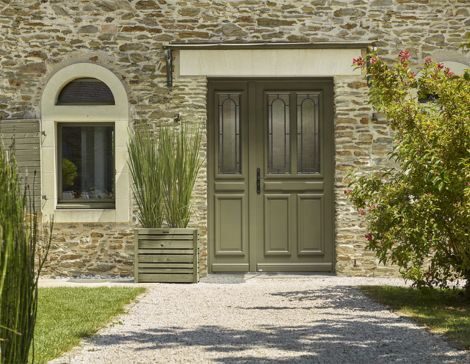 porte d'entrée en bois vitrée de la marque zilten sur une maison en pierre