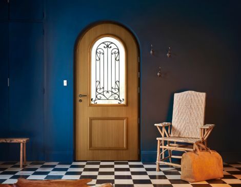 porte d'entrée vitrée cintrée en bois dans un intérieur de maison avec une décoration colorée