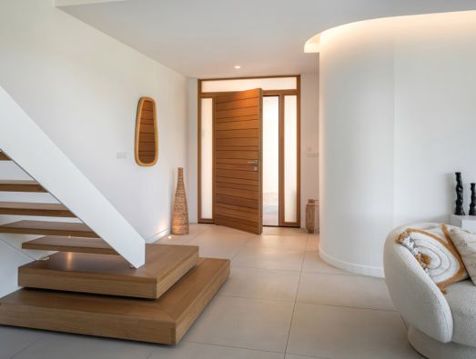 porte d'entrée en bois moderne avec deux fixes vitrés et une imposte vitrée dans une ville moderne
