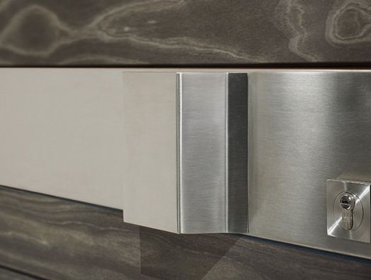 zoom sur un bandeau de tirage design sur une porte d'entrée nativ