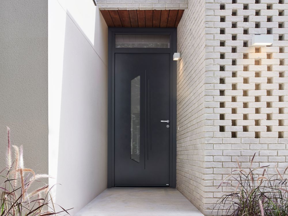 porte d'entrée en acier vitrée sur une façade de maison moderne